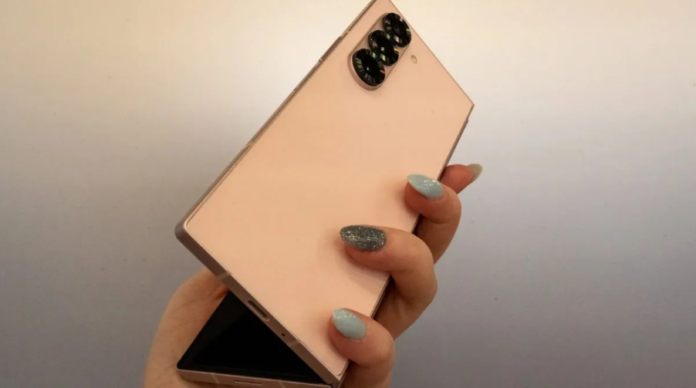 Samsung लॉन्च करेगा यूनीक Foldable स्मार्टफोन, दोनों तरफ से कर पाएंगे फोल्ड