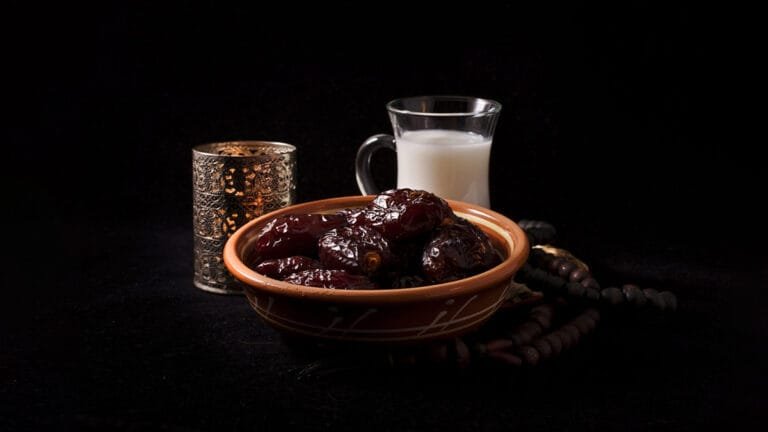 रोज नाश्ते में दूध के साथ खाना शुरू कर दें 5 खजूर, शरीर में होने लगेंगे 5 कमाल के बदलाव