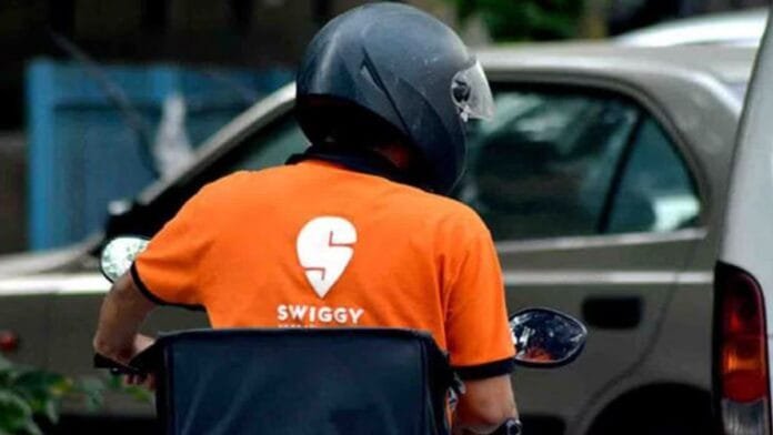Swiggy डिलीवरी बॉय सामोसे लेकर भागा, कस्टमर के सवाल पर कस्टमर केयर ने दिया चौंकाने वाला जवाब