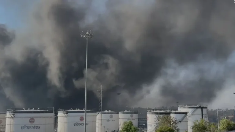 देवघर के इंडियन ऑयल प्लांट में लगी भयंकर आग ने आसपास के गांवों को खाली कर दिया