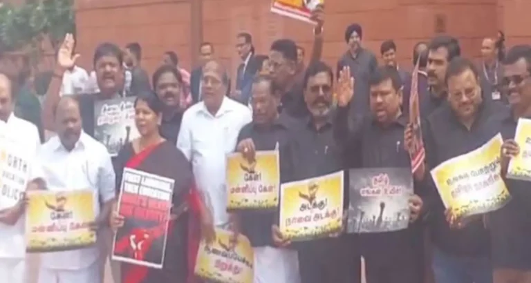 DMK ने किया तीन-भाषा मुद्दे पर संसद में केंद्रीय शिक्षा मंत्री dharmendra pradhan की टिप्पणी के खिलाफ विरोध प्रदर्शन