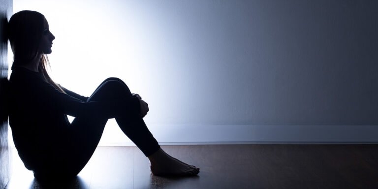 पति पर अन्य लड़कियों के साथ सम्बन्ध रखने का आरोप,पत्नी ने करि ख़ुदकुशी की कोशिश