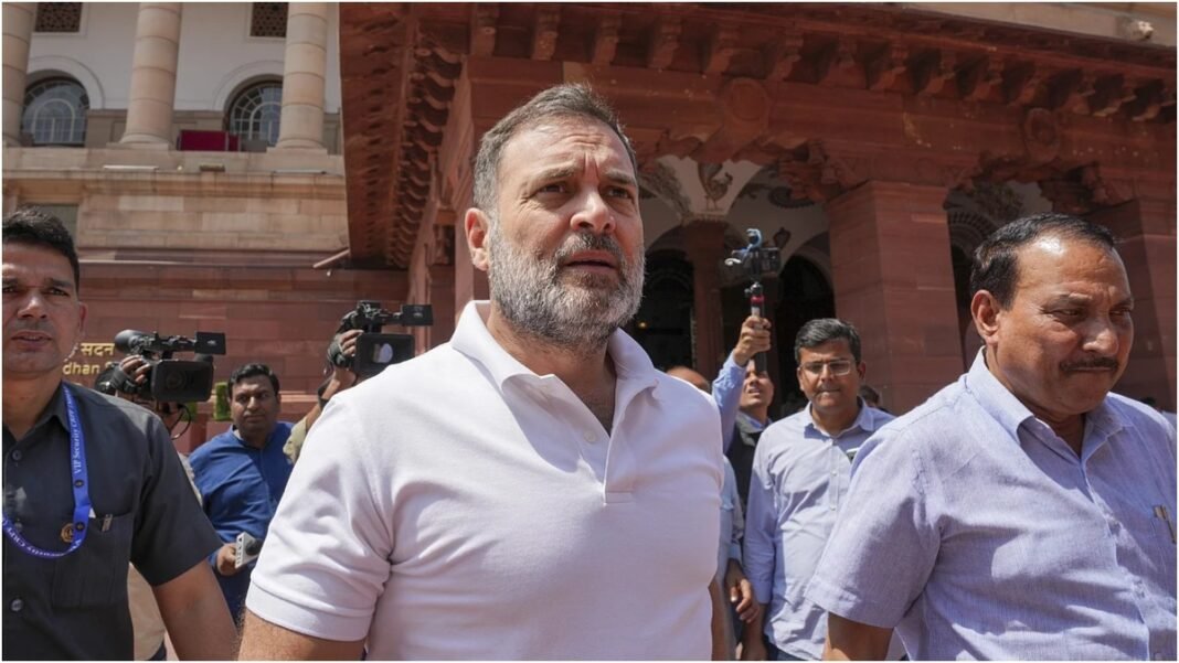 संसद में बोलने नहीं दिया जा रहा! Rahul Gandhi का बड़ा आरोप, लोकतंत्र पर सवाल