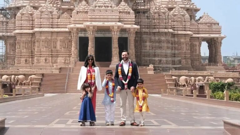 Akshardham पहुँचे America के Vice President JD Vance, पूरे परिवार ने पहना Indian परिधान, हर कोई रह गया देखता