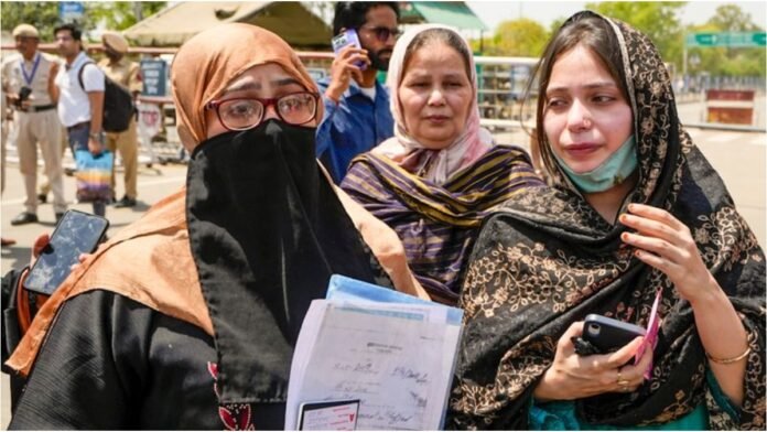 Attari Boarder बना जुदाई का दरवाज़ा_ Indian बीवियाँ रोती रहीं, Pakistani शौहरों की तरफ बंद हुआ प्यार Attari Boarder बना जुदाई का दरवाज़ा: Indian बीवियाँ रोती रहीं, Pakistani शौहरों की तरफ बंद हुआ प्यार का रास्ता