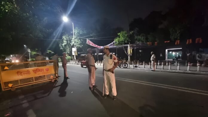 Delhi में दिनदहाड़े प्रॉपर्टी डीलर की गोलियों से भूनकर हत्या, इलाके में सनसनी