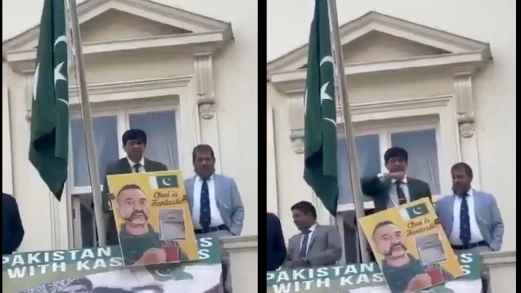 London में Pakistan High Commission के बाहर Indians का हंगामा, Pakistan Officer ने दिखाया गला काटने London में Pakistan High Commission के बाहर Indians का हंगामा, Pakistan Officer ने दिखाया गला काटने का इशारा