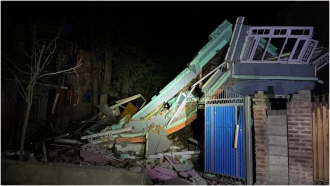 Pahalgam हमले के बाद Kashmir में कयामत! आतंकियों के नौ ठिकाने बम धमाकों से उड़ाए, दहशत के साये में घ Pahalgam हमले के बाद Kashmir में कयामत! आतंकियों के नौ ठिकाने बम धमाकों से उड़ाए, दहशत के साये में घाटी