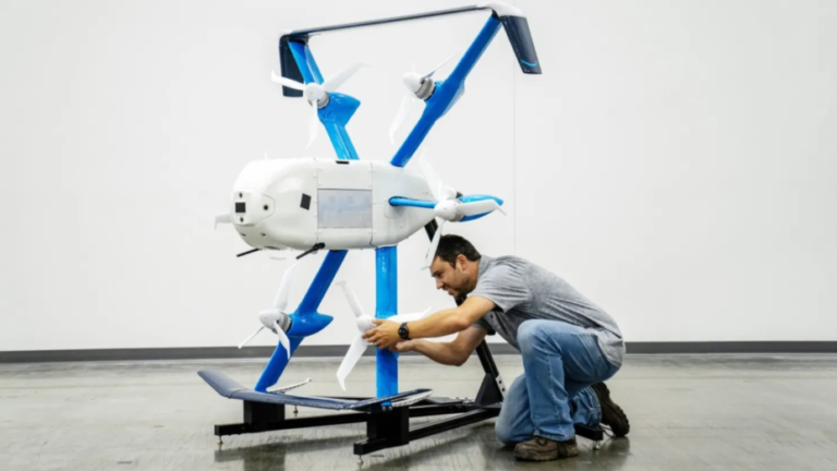 Amazon ने फिर से शुरू की ड्रोन डिलीवरी, आसमान से उड़ते हुए आएगा आपका पार्सेल