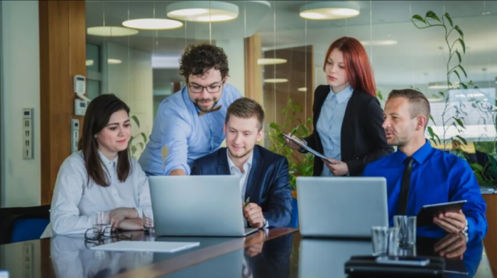 कुर्सी से चिपके रहने की आदत हड्डियों पर कर रही है हमला! इन बीमारियों का बढ़ रहा है खतरा