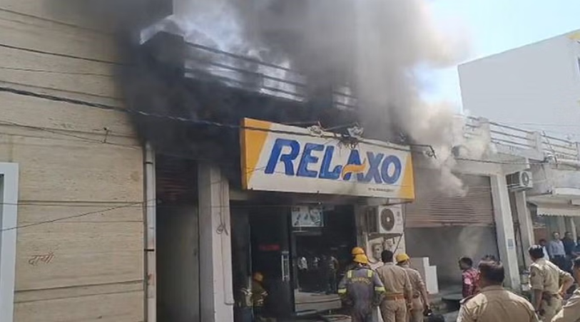 पीलीभीत के रिलैक्सो शोरूम में भीषण आग:जूतों का स्टॉक जला, कई किमी दूर तक दिखा धुआं; 4 घंटे से दमकल आग बुझाने में जुटी पीलीभीत के रिलैक्सो शोरूम में भीषण आग:जूतों का स्टॉक जला, कई किमी दूर तक दिखा धुआं; 4 घंटे से दमकल आग बुझाने में जुटी