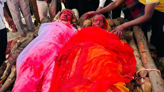 रात में पति का चेहरा देखा और दी अंतिम विदाई, सुबह में पत्नी की भी मौत…एक ही चिता पर दोनों का अंतिम संस्कार, रो पड़ा पूरा गांव
