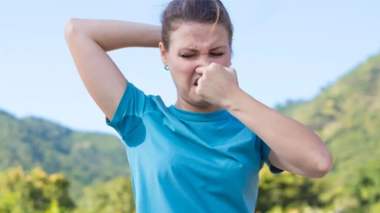 Body Odour: पसीने की बदबू से हो गए हैं परेशान? घर बैठे अपनाएं ये आसान टिप्स, जल्द मिलेगी राहत
