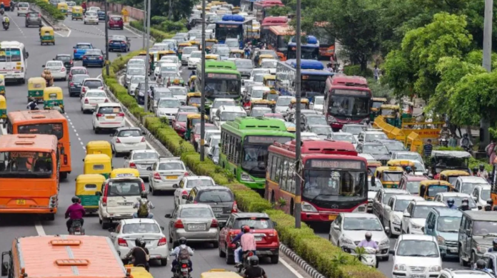 दिल्ली में 15 अगस्त से बदल जाएंगे गाड़ियों के नियम: नए पेट्रोल, डीज़ल दोपहिया और CNG ऑटो का रजिस्ट्रेशन बंद