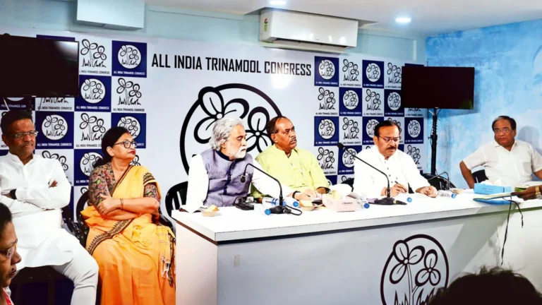 तृणमूल कांग्रेस (TMC) के सांसदों ने कथित डुप्लिकेट Voter id कार्ड मुद्दे पर संसद परिसर में किया विरोध प्रदर्शन