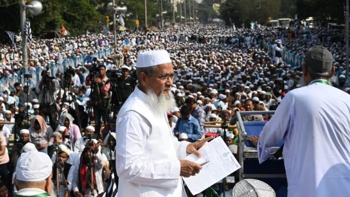 सड़क पर मुरमुरे-मिठाई और 10-10 हजार की भीड़! Waqf Law को लेकर Siddiqullah Chowdhury ने दी बड़ी चेतावनी