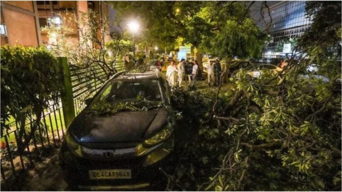 Delhi-NCR में भीषण आंधी-तूफान ने मचाई तबाही, छह की मौत, कई घायल Delhi-NCR में भीषण आंधी-तूफान ने मचाई तबाही, छह की मौत, कई घायल
