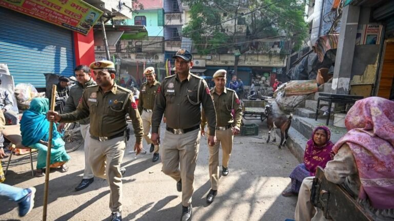 Delhi में बड़ा छापा: 38 Bangladeshi घुसपैठिए गिरफ्तार, बच्चों और महिलाओं सहित फैक्ट्रियों में छुपे थे