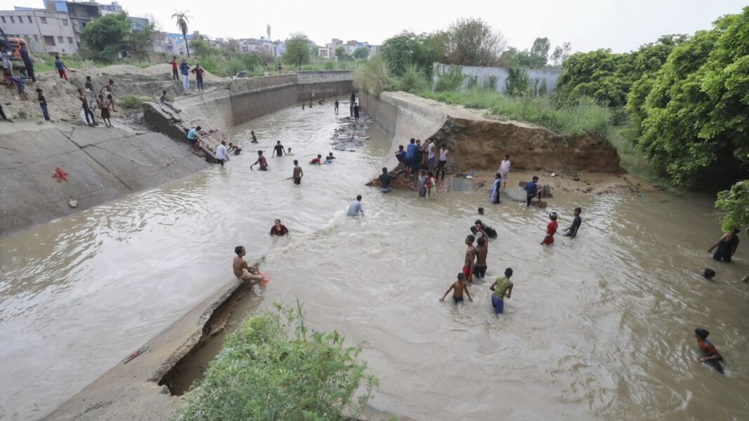 Delhi में बारिश ने मचाई तबाही, सड़कों पर जलजमाव, ट्रैफिक जाम और टूटी पेड़