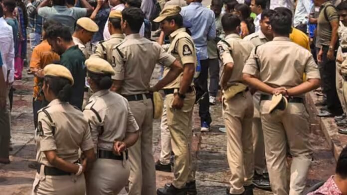 Hyderabad में बड़ा आतंकी प्लान फेल! ISIS Connection वाले दो संदिग्ध गिरफ्तार, घर से बम बनाने का सामा Hyderabad में बड़ा आतंकी प्लान फेल! ISIS Connection वाले दो संदिग्ध गिरफ्तार, घर से बम बनाने का सामा