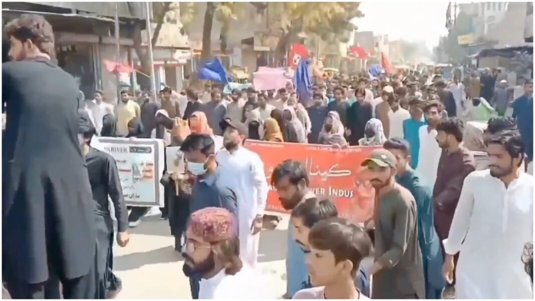 India के Indus Water समझौते को रोकने से Pak में बवाल, Home Minister के घर पर प्रदर्शनकारियों ने किया India के Indus Water समझौते को रोकने से Pak में बवाल, Home Minister के घर पर प्रदर्शनकारियों ने किया हमला