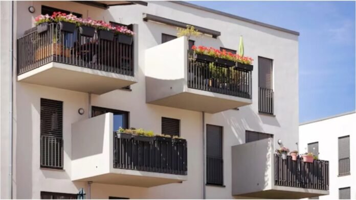 Noida में बालकनी से गमला गिरा तो होगी FIR! Authority का बड़ा ऐलान, हर फ्लैट मालिक रहे सावधान