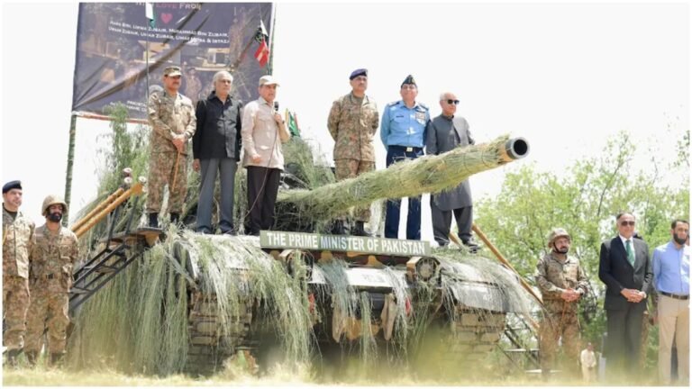 टैंक पर चढ़े Shehbaz Sharif, Indian Army की मार के बाद भी दिखाया झूठा जोश, पसरूर छावनी में किया ड्रामा