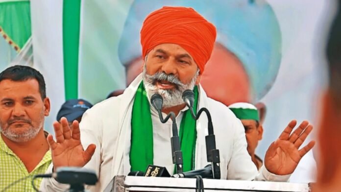 पगड़ी गिरते ही भड़के किसान! Rakesh Tikait से बदसलूकी के बाद Muzaffarnagar बना गुस्से का मैदान पगड़ी गिरते ही भड़के किसान! Rakesh Tikait से बदसलूकी के बाद Muzaffarnagar बना गुस्से का मैदान