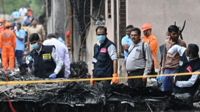 Air India हादसे का मलबा बना मौत का कब्रिस्तान, Doctors Hostel की छत से मिला एक और शव