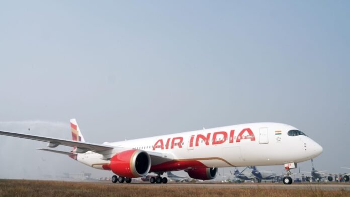 Delhi से Pune जाते वक्त Air India की फ्लाइट से टकराया पक्षी, उड़ान रद्द, यात्रियों में मचा हड़कंप