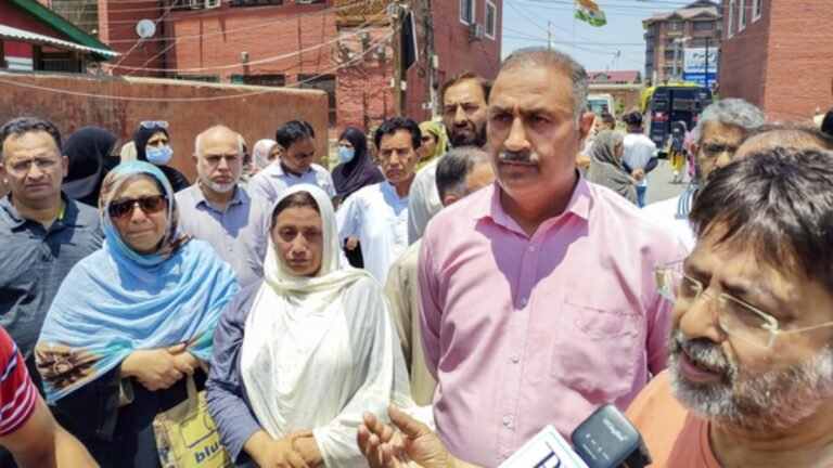 Iran में फंसे Indian Students पर मंडराया खतरा! Israeli हमलों के बीच India ने शुरू किया 'Rescue Mission'