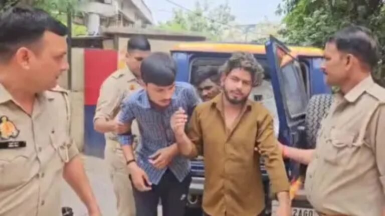 Muzaffarnagar में बेल्ट से हमला करने वाले बाइक सवार बदमाशों को पुलिस ने दबोचा, माफी मांगते रहे हाथ जोड़कर