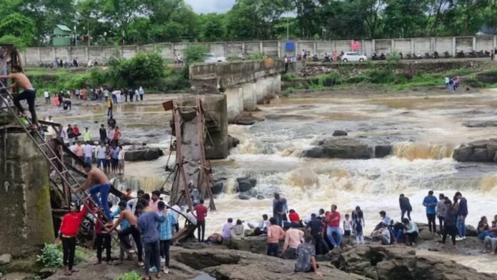Pune में मौत का पुल टूटा_ लोग गिरे नदी में, 4 की मौत, 51 जख्मी, Eyewitness बोले - _आज फिर जन्म लिया_ Pune में मौत का पुल टूटा: लोग गिरे नदी में, 4 की मौत, 51 जख्मी, Eyewitness बोले - "आज फिर जन्म लिया"