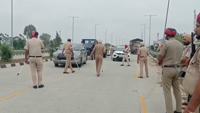 Punjab Police ने पकड़ा देशद्रोही, Pakistani Intelligence Agency ISI को भेज रहा था सेना की गुप्त जानक Punjab Police ने पकड़ा देशद्रोही, Pakistani Intelligence Agency ISI को भेज रहा था सेना की गुप्त जानकारियां