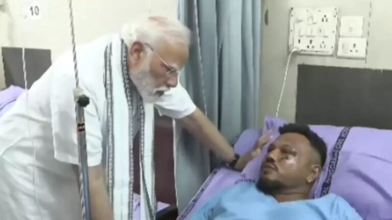 मौत के मंजर से जिंदा लौटे Vishwas Kumar, बोले- सीट उखड़ी और मैं बाहर गिरा, तभी बची जान