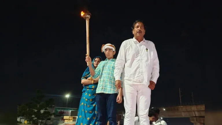 जयपुर में मशाल लेकर निकला नरेश मीणा का बेटा, राजेंद्र गुढ़ा के नेतृत्व में समर्थकों ने निकाला जुलूस
