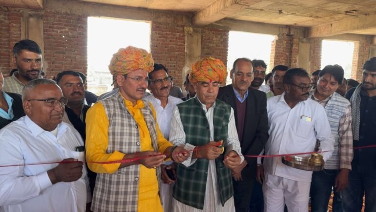 जाखड़ अस्पताल में आयोजित रक्तदान शिविर का किया गया भव्य उद्घाटन, पूर्व विधायक शुभकरण के साथ जिला अध्यक्ष बाटड़ भी हुए शामिल