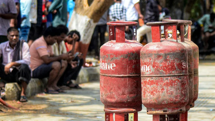 सरकार का बयान: कमर्शियल LPG सिलेंडर के दाम बाजार से तय, घरेलू उपभोक्ताओं पर सीमित असर