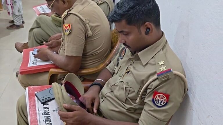 टोपी की आड़ में मोबाइल: आजमगढ़ के सम्पूर्ण समाधान दिवस पर दारोगा जी का मंच-मनोरंजन कैमरा में