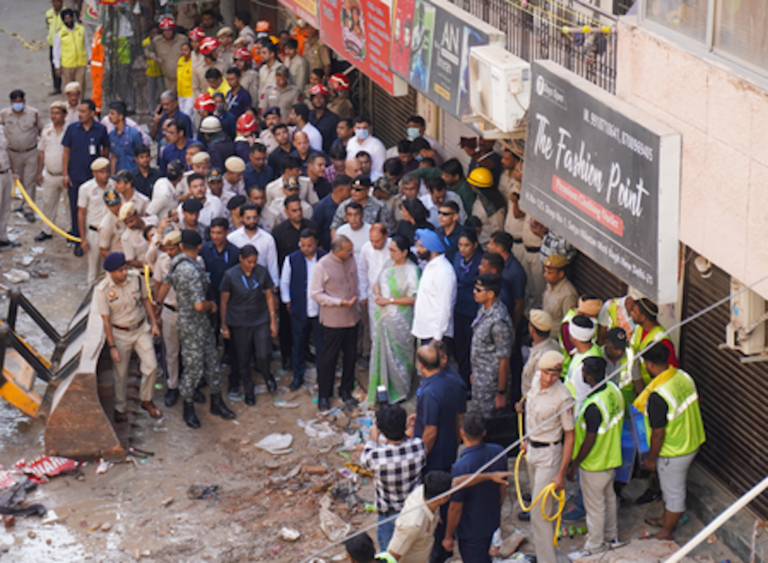 सत्य निकेतन हादसा: एमसीडी के पांच अधिकारी सस्पेंड, 7 मौतों के बाद अवैध इमारतों पर सख्ती