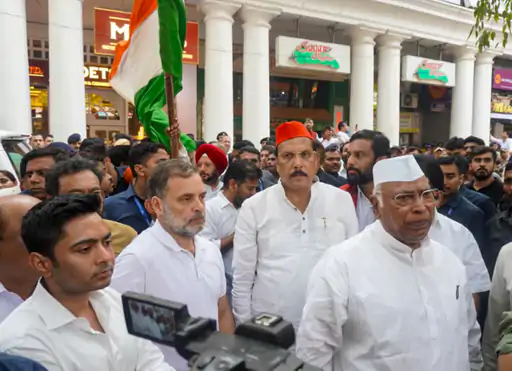 राजघाट पर प्रदर्शन के बाद इंडिया गठबंधन के नेता रवाना, BJP ने लगाया ‘गुंडागर्दी’ का आरोप